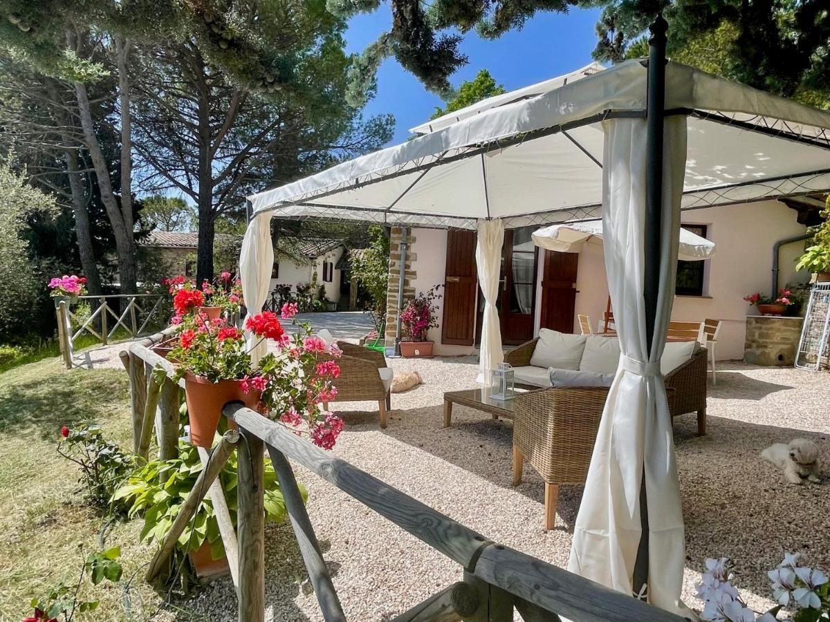 La Panoramica Gubbio - Maison De Charme - Casette E Appartamenti Self Catering Per Vacanze Meravigliose! Eksteriør bilde